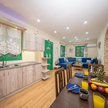 بيت خشبي Lori